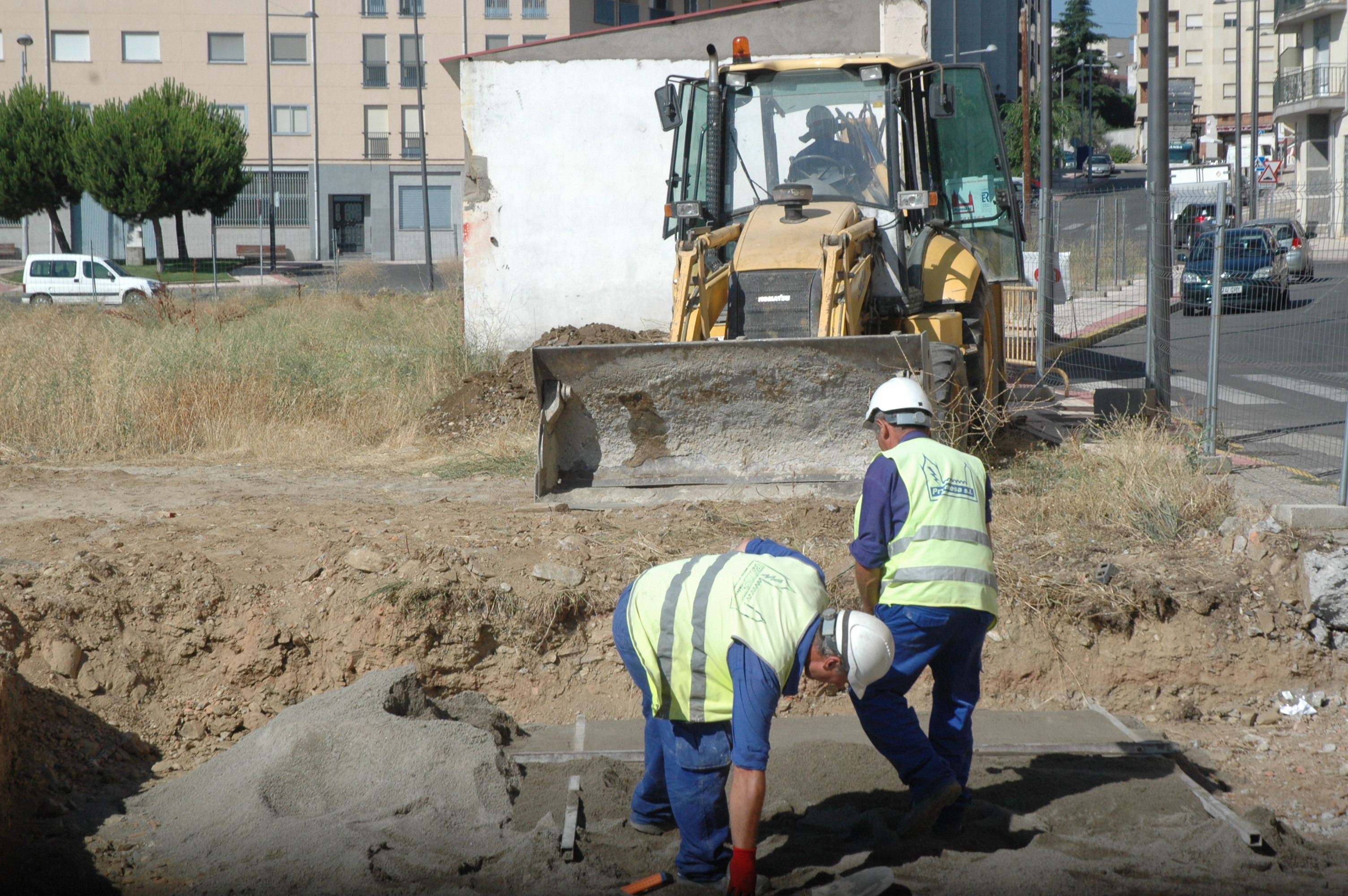 Dos operarios trabajan en el traslado del transformador en el solar del futuro complejo deportivo. Foto: Ayto. de Guijuelo.