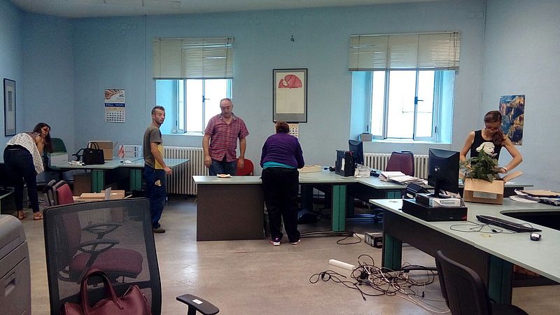 Los empleados del Ayuntamiento en pleno traslado de enseres. Fotos: Ayto. de Guijuelo.