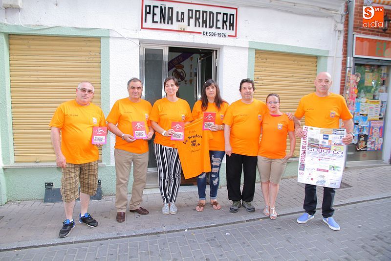 La peña La Pradera, junto con Mª Jesús Moro, muestra el libro conmemorativo en su sede.