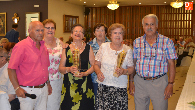 Durante la comida de hermandad se entregaron galardones a las socias nacidas en 1932 y los ganadores de los campeonatos de juegos de mesa