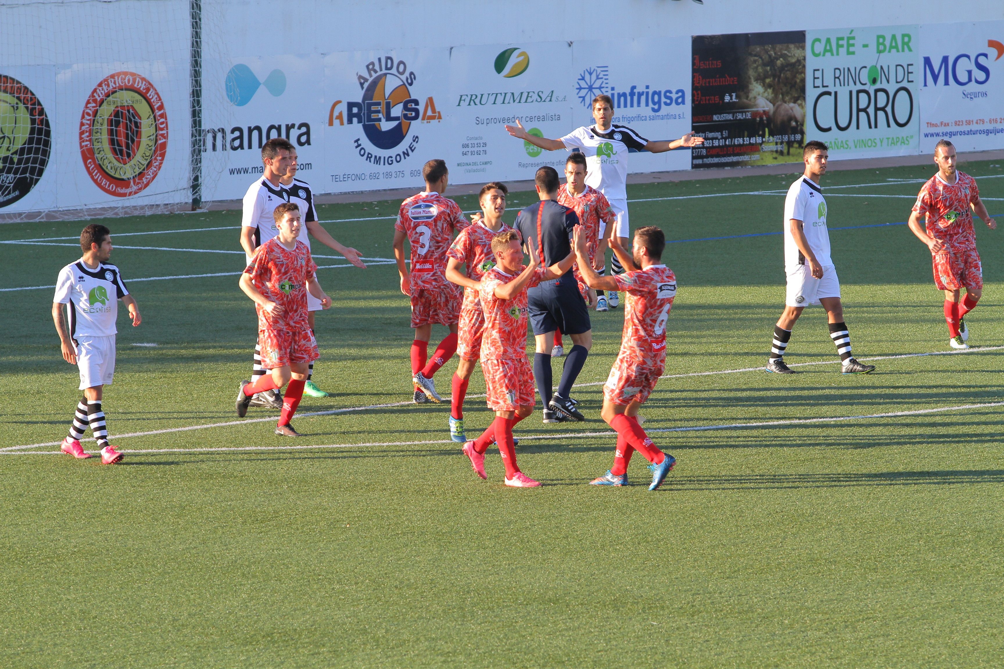 Los jugadores del Guijuelo se saluda tras lograr el empate