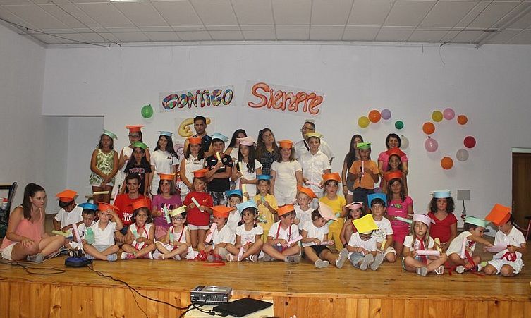 Ceremonia de graduación de los niños participantes en el campamento estival | Fotos: Elena Sánchez