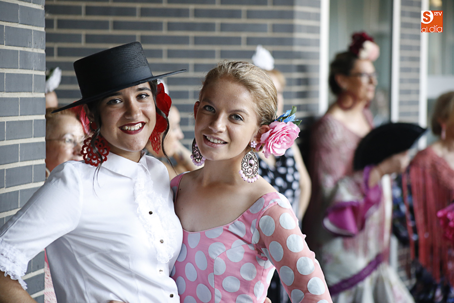 Dos guapas jóvenes vestidas de sevillanas para el Festival musical y de baile (Foto de Álex López)