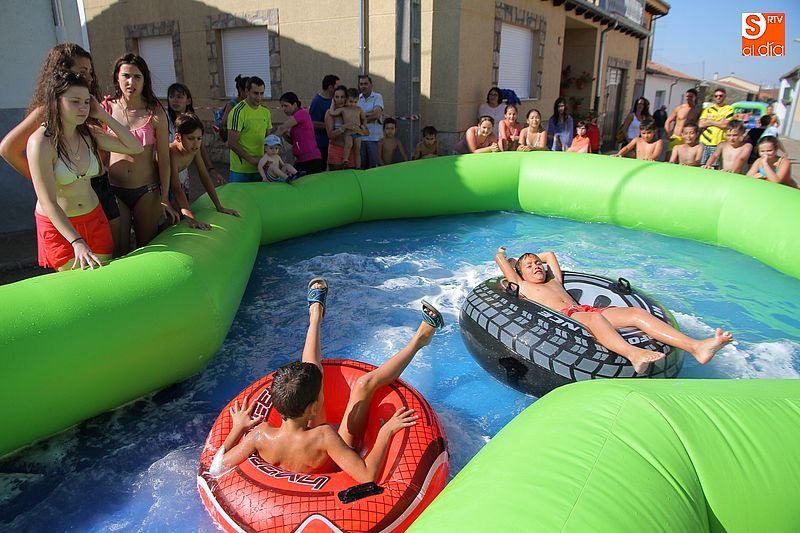 El tobogán llamó la atención de decenas de vecinos.