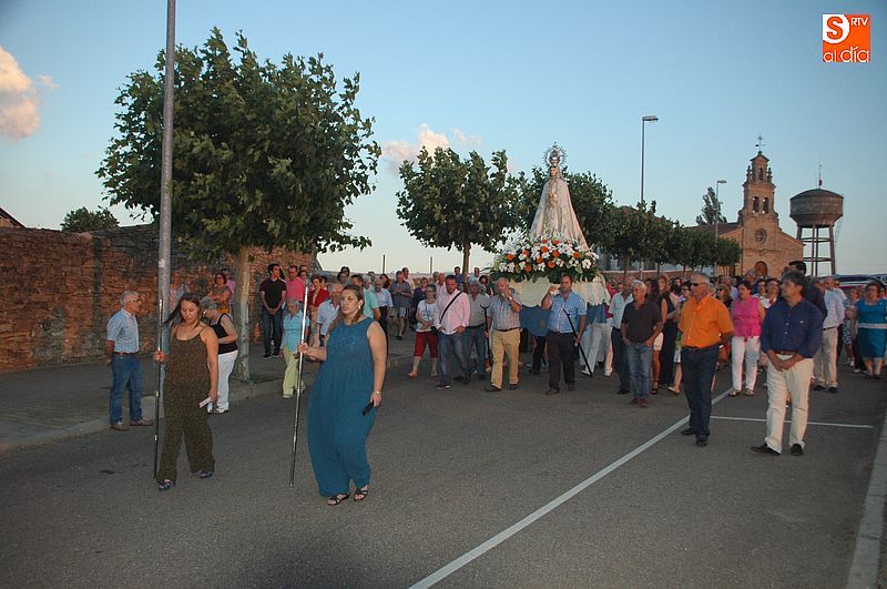 Las hermanas Santos encabezaron la procesión camino de la iglesia.