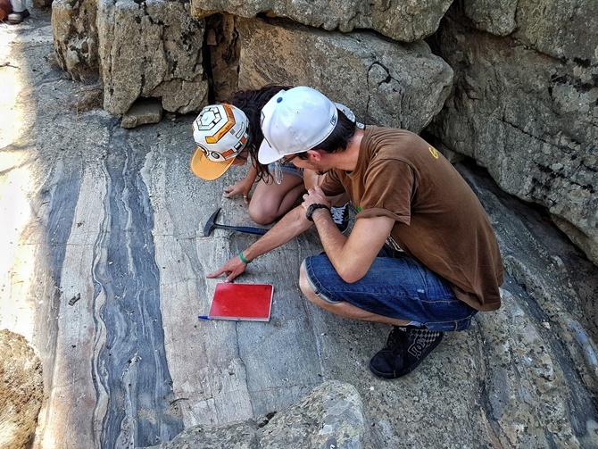 Alumnos de Geología durante sus prácticas en el Museo de la Falla de Juzbado