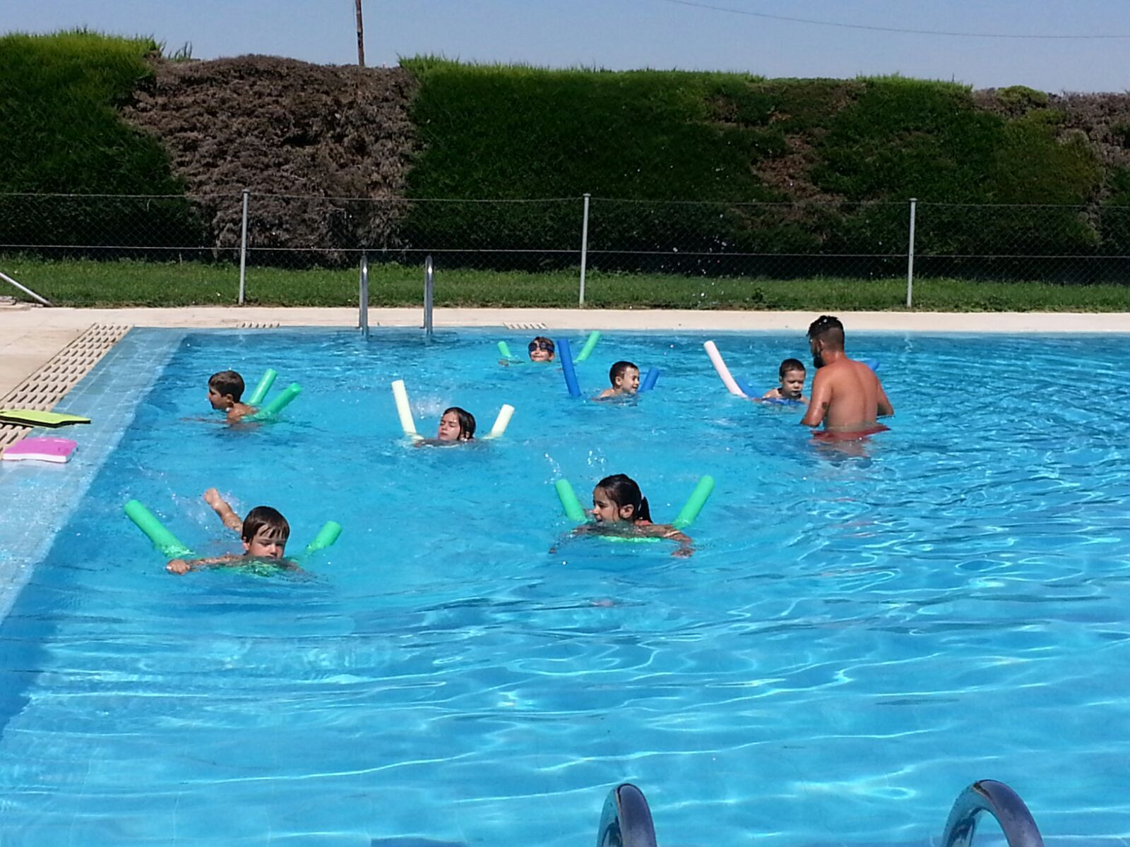 Dos grupos de niños participan de lunes a viernes en las sesiones de iniciación a la natación