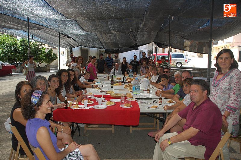 Los diferentes expositores compartieron una comida tras la mañana de apertura de puestos.