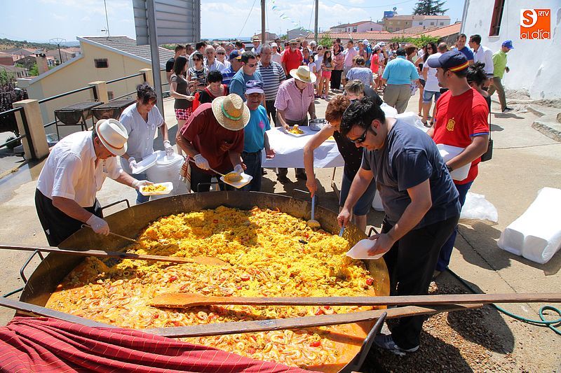 El fuerte calor no impidió que cientos de personas acudieran a degustar la tradicional paella.