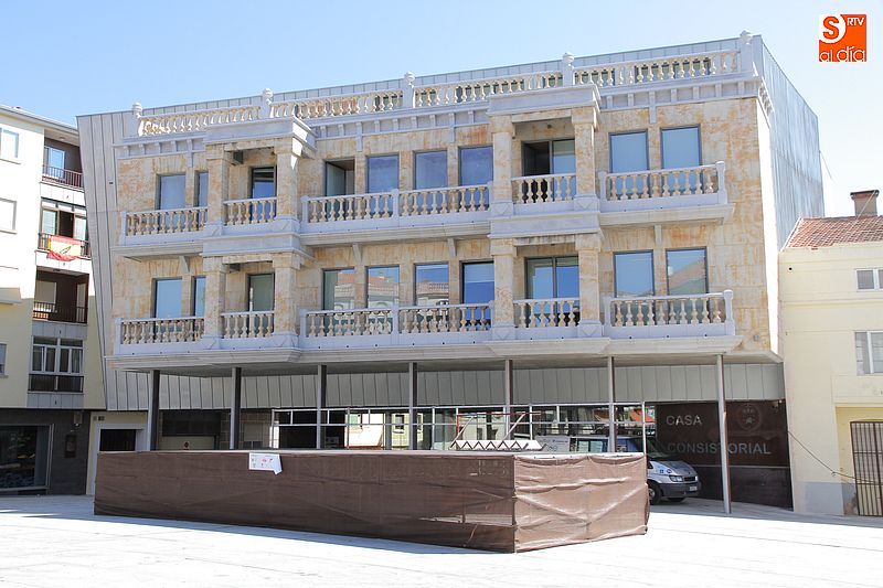 El nuevo edificio consistorial ya recibe al público guijuelense.