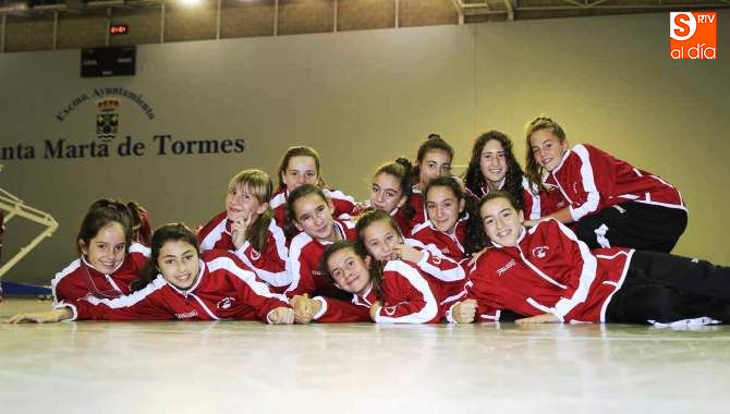 Unas jugadoras de la cantera del Santa Marta, en el pabellón de la localidad