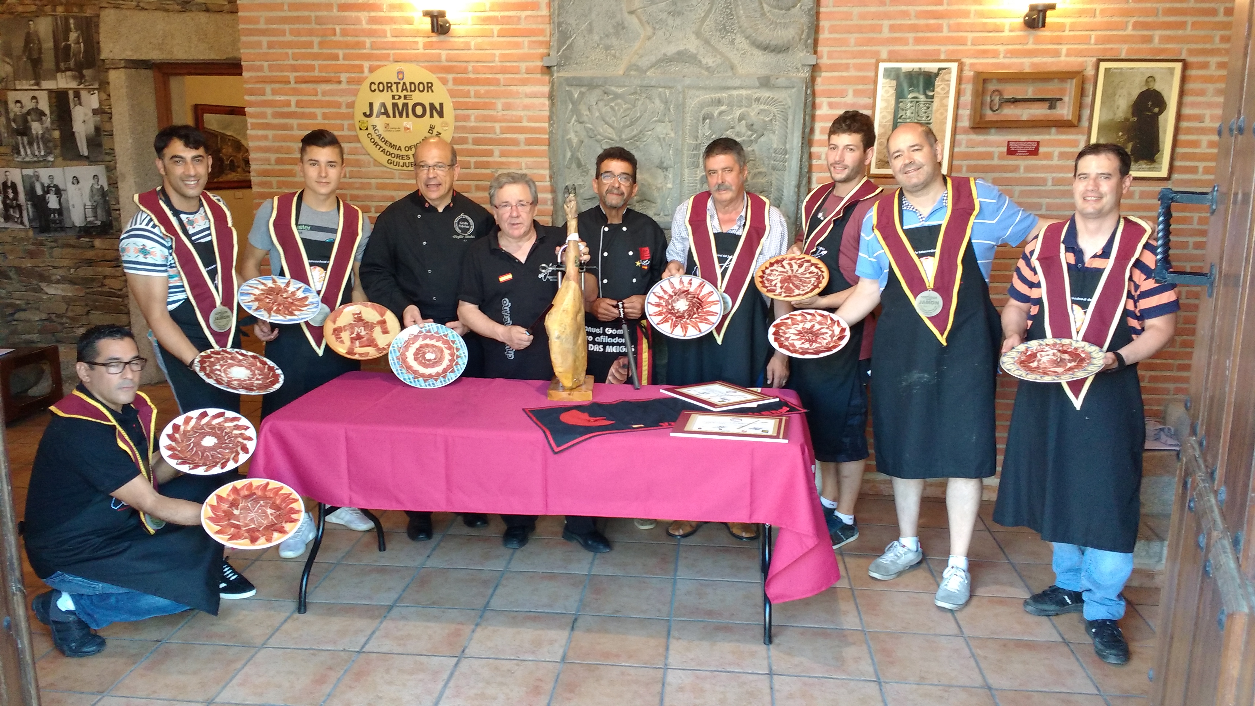 Los participantes en el curso de corte de jamón recibieron un diploma al término de las clases.