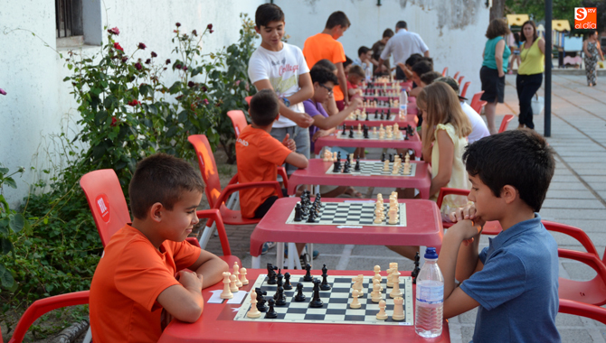 Más de una veintena de niños participan desde este martes en el Torneo de Verano de Ajedrez