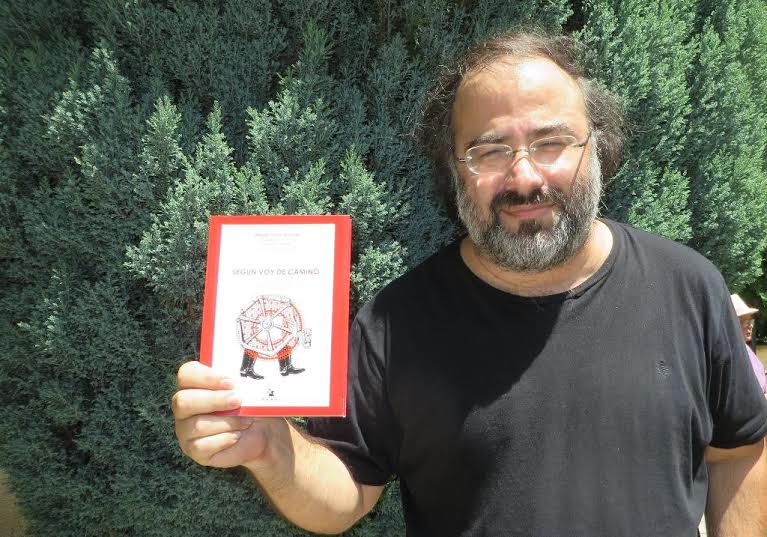 Alfredo Pérez Alencart con un ejemplar de su antología mutilingüe