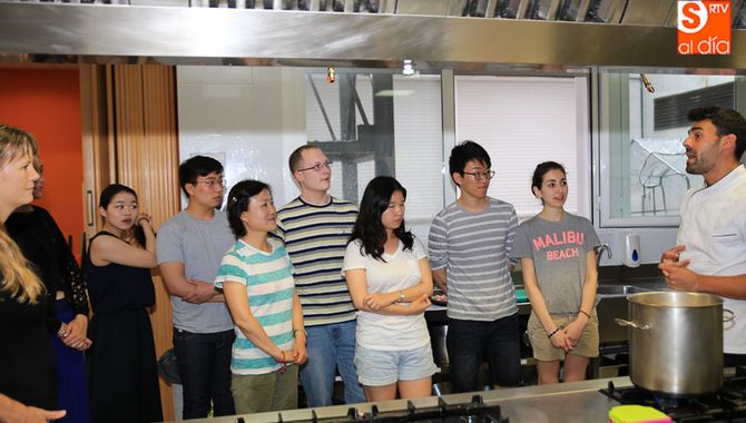 Finalizan con éxito las clases de gastronomía para estudiantes de español