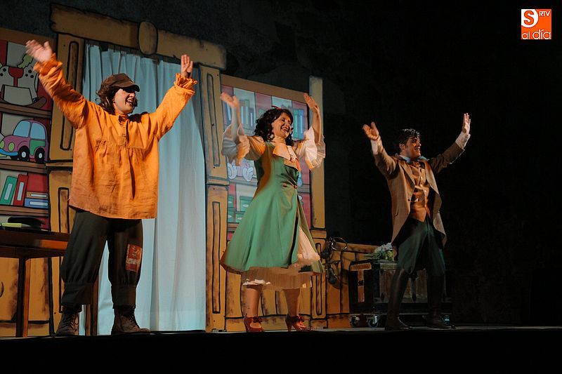 Nina Calcetina abrió con música y humor la nutrida semana festiva  