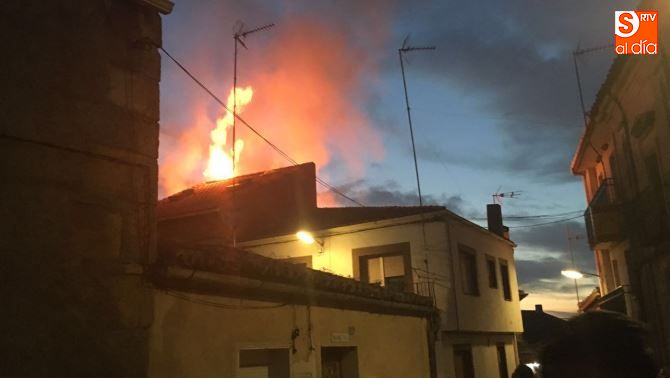 Las llamas amenazaban con extenderse a otras viviendas anexas