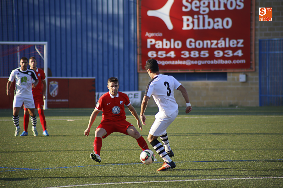 Un lance del partido disputado en el San Casto (Foto de Álex López)