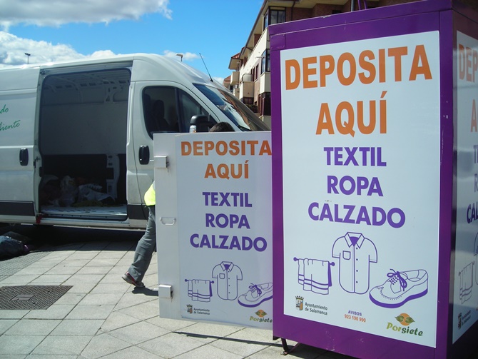 Contenedor de recogida de ropa usada, textil y calzado. Foto: PorSiete