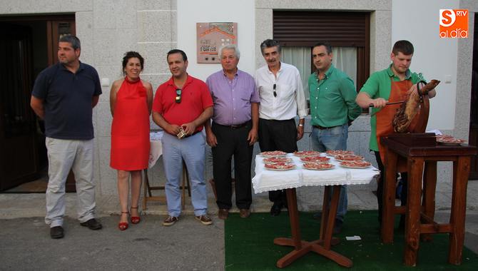 El diputado provincial de Turismo y el alcalde villaviejense destacaron la actitud emprendedora de Charo y Manolo / CORRAL