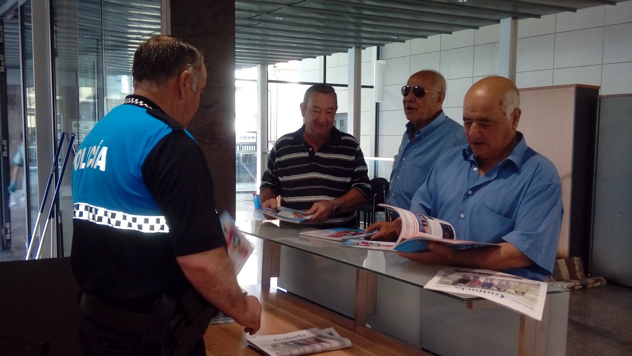 Varios vecinos recogen un ejemplar del libro en el nuevo Ayuntamiento. Foto: Ayto de Guijuelo.