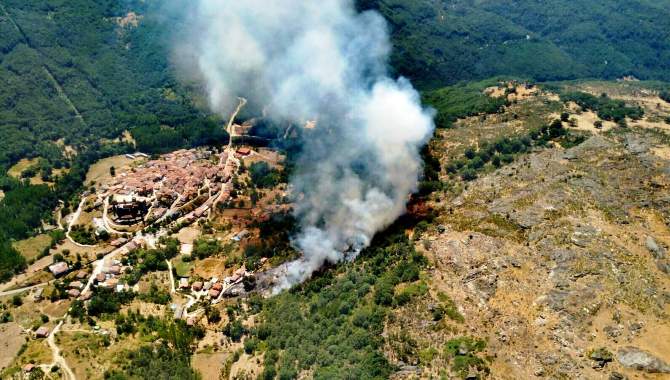 Vista aérea del incendio cerca de Montemayor del Río