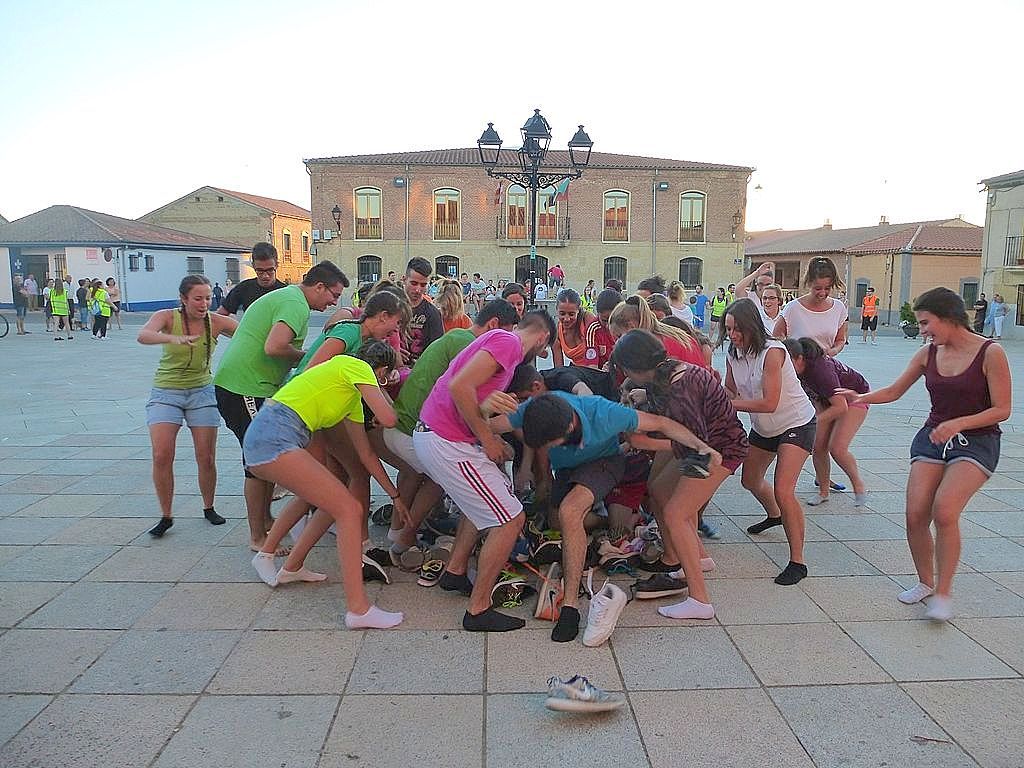 Buscar el par de zapatillas dentro del gran montón, una de las pruebas de la yincana