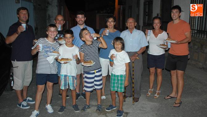 Pequeños y mayores se sumaron a la merienda popular