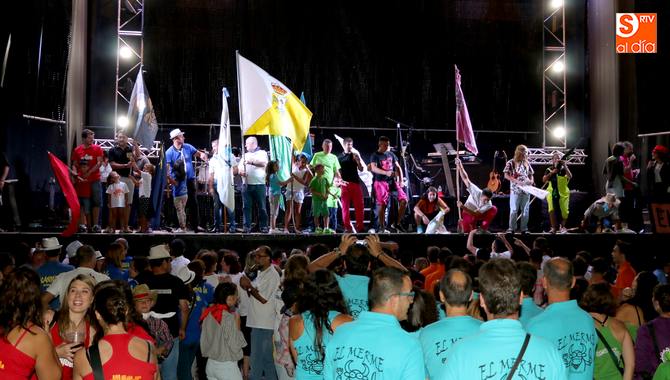 Cada peña subió su bandera al escenario de la orquesta para recibir la entrada en las fiestas / CORRAL