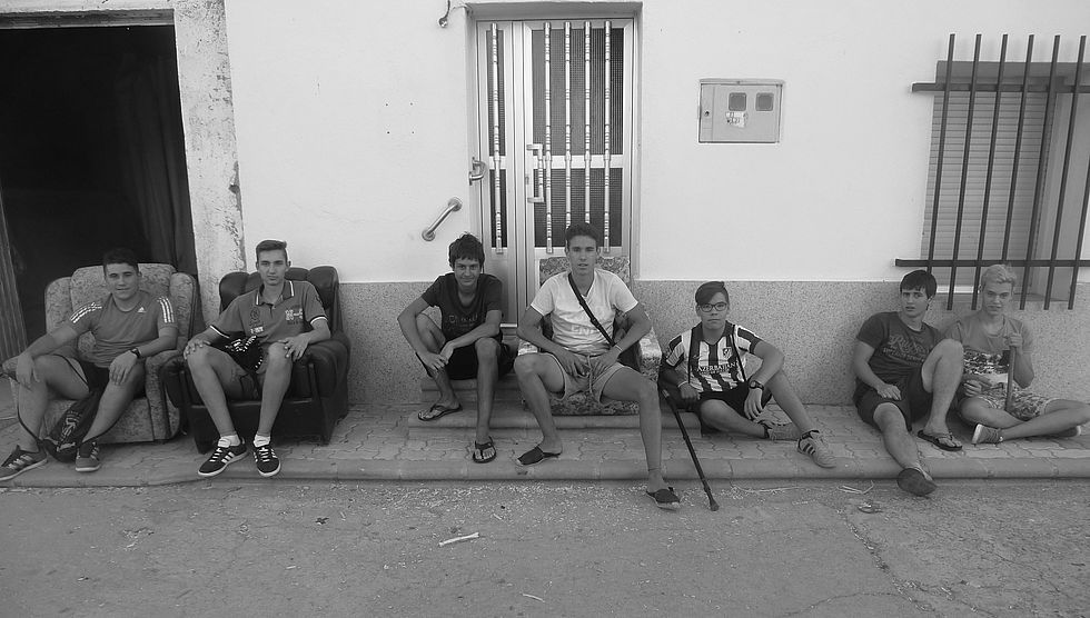 Miembros de la peña de la Plazuela del Motor descansan a la puerta de la sede