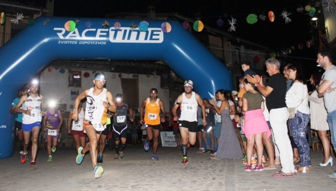 Momento de la salida en la localidad de San Martín del Castañar