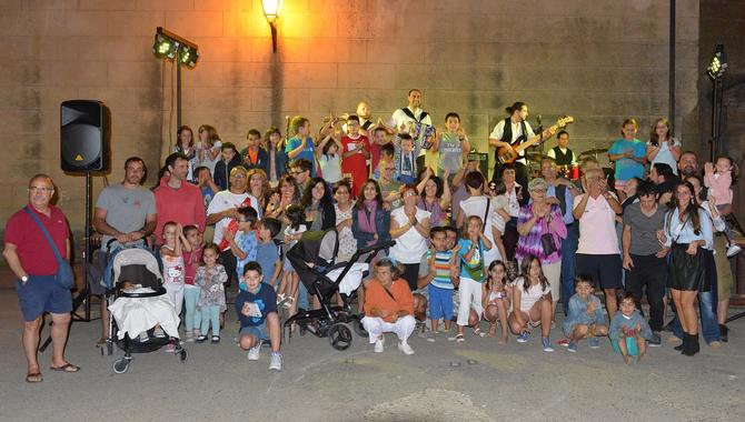 Foto de familia entre algunos de asistentes al concierto junto a Raúl Díaz y su banda / FOTOS: Ernesto Martín Rengel