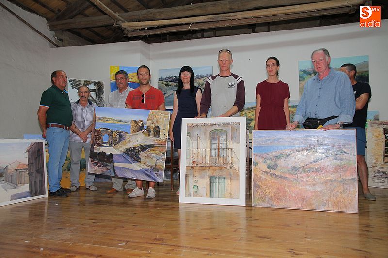 Los ganadores muestran sus obras en compañía del jurado.