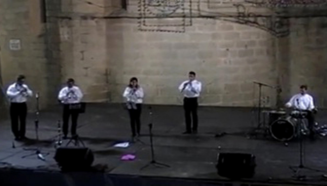 Dulzaineros llegados desde diferentes puntos de España se congregaron en la plaza mayor de la Villa para participar en este primer certamen