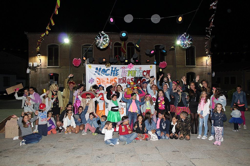Los participantes de la noche temática al comienzo de la gran fiesta
