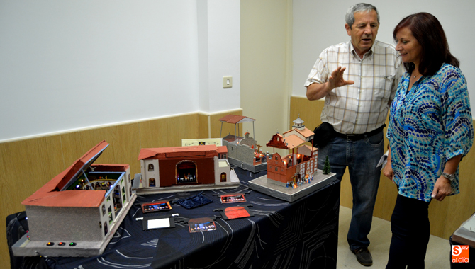 La alcaldesa Carmen Ávila inaguraba la muestra junto al artista Germán Alfayate