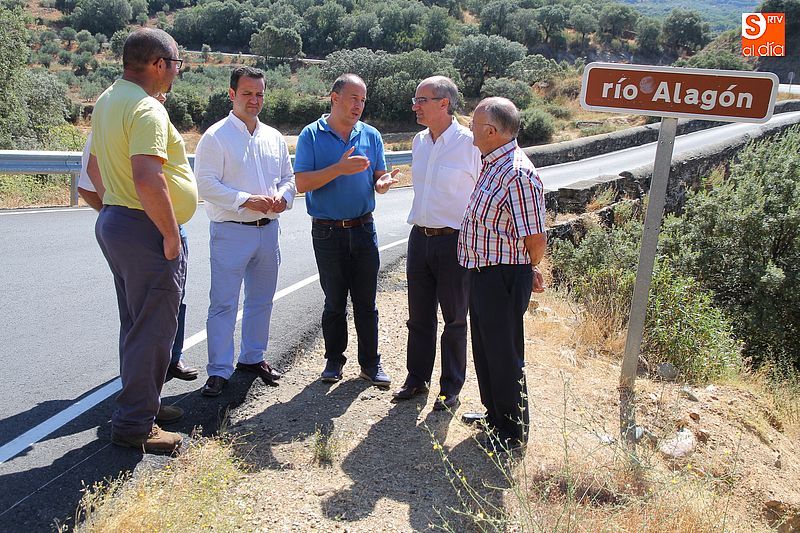 Sebastián Requejo, alcalde de Sotoserrano, (de azul) comenta con el presidente, Javier Iglesias, (de blanco) las mejoras efectuadas.