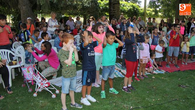 Decenas de niños conocen el inglés a través de la representación de una obra de teatro...