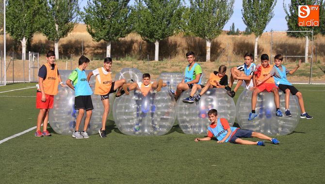 El partido de fútbol burbuja ha aportado diversión a la tarde. Foto: Alberto Martín