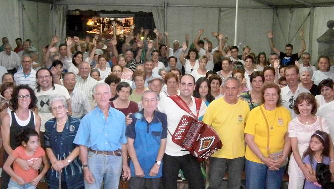 Raúl Díaz de Dios llena con su acordeón la carpa de La Zarza de Pumareda  