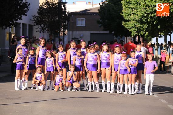 Un colorido desfile de peñas y el pregón abren el programa festivo