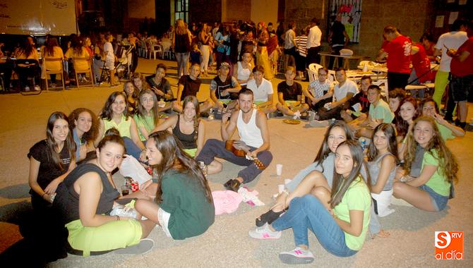 La plaza fue el punto de reunión para esta cena de hermandad entre las peñas de La Fregeneda