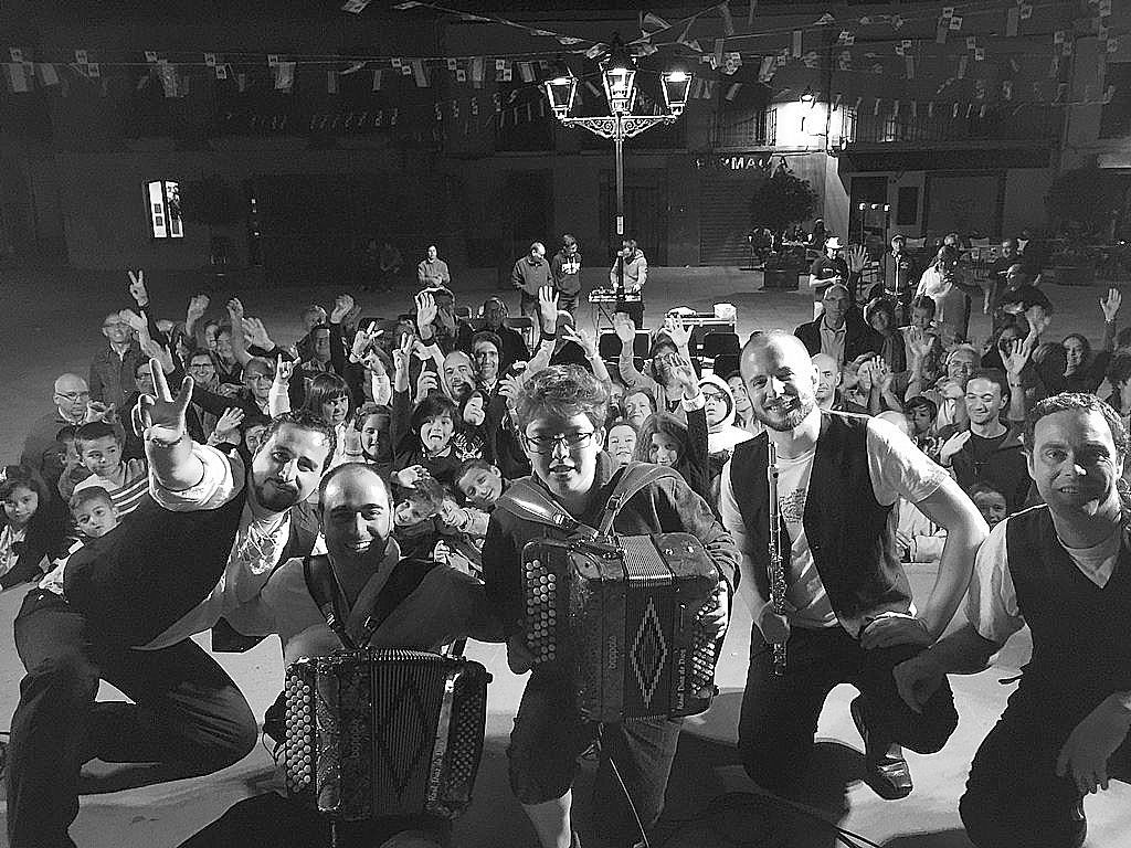 Los músicos de El fuelle charro junto al acordeonista local Andrés López al término del concierto
