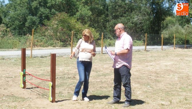 Chabela de la Torre y el técnico, visitando el nuevo parque canino en la Isla del Soto