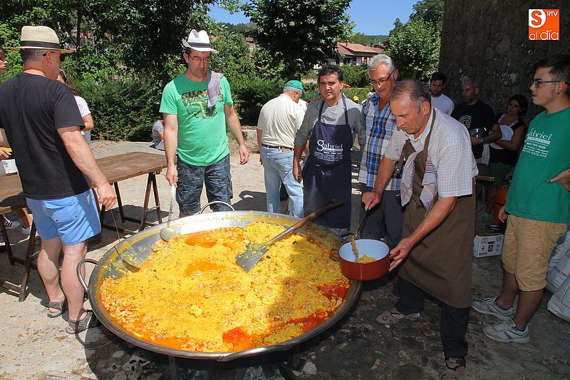 Inicio del reparto de paella en el paraje del Chiringuito de San Martín.