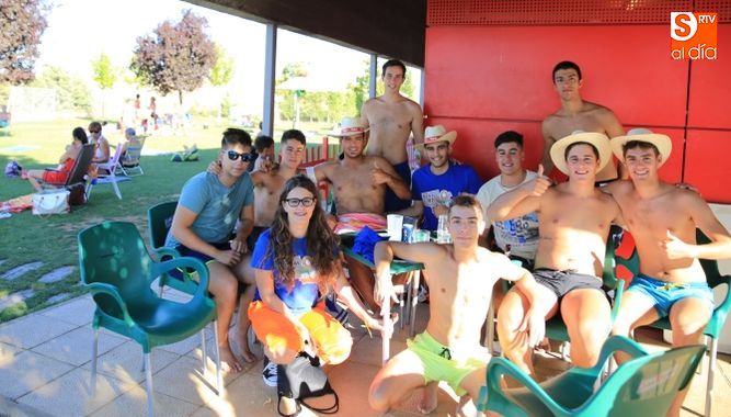 Buen ambiente en las piscinas de Villamayor. Fotos: Alberto Martín