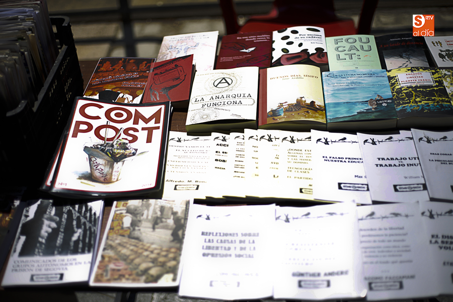 La plaza de Barcelona acoge hoy la Feria del Libro Anarquista. Foto: Alejandro López