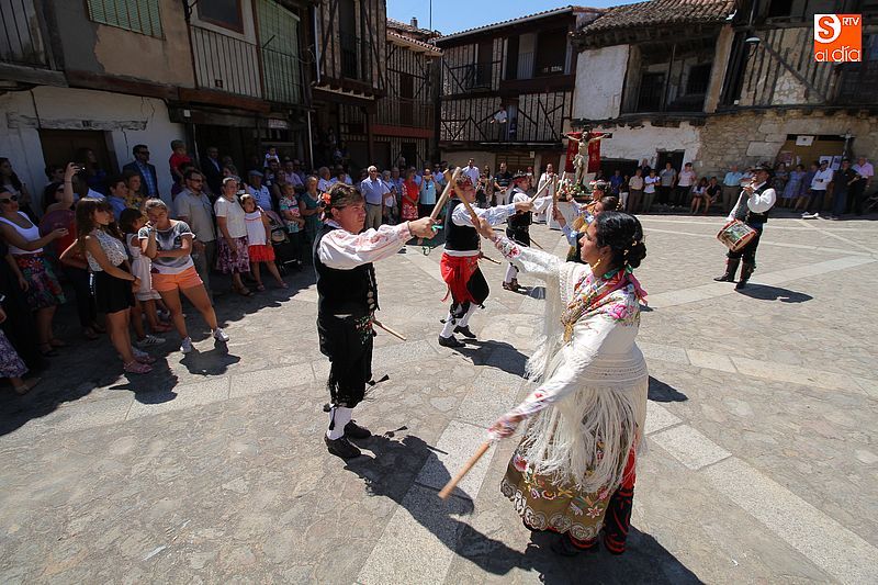 Los vecinos celebraron el tradicional ofertorio al son de la gaita y el tamboril.