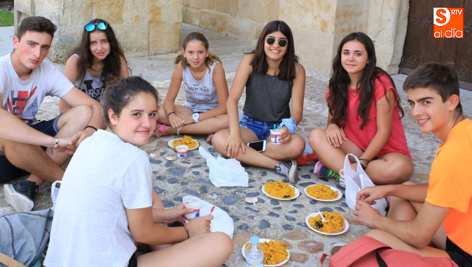 La paella popular fue degustada por vecinos de todas las edades / Foto de Alberto Martín