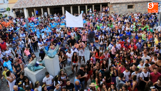 Vecinos y visitantes llenaron la plaza del Ayuntamiento / Foto de Alberto Martín
